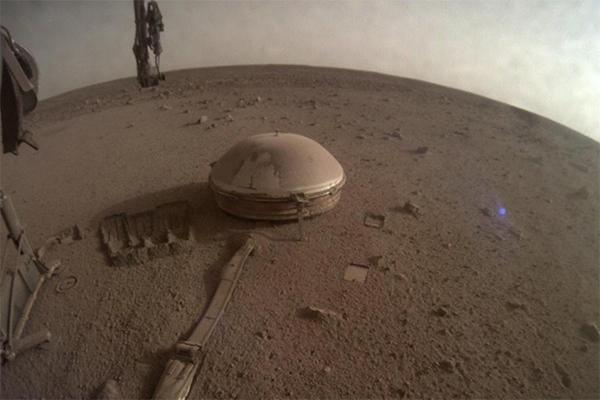 InSight Mars lander shows its seismometer