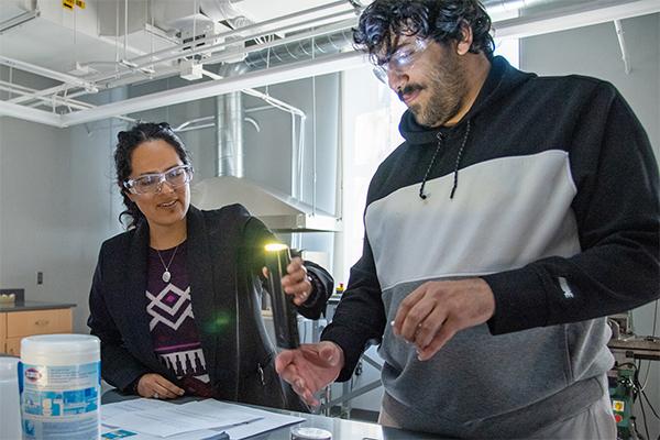 Lourdes Bobbio teaching an undergraduate lab safety